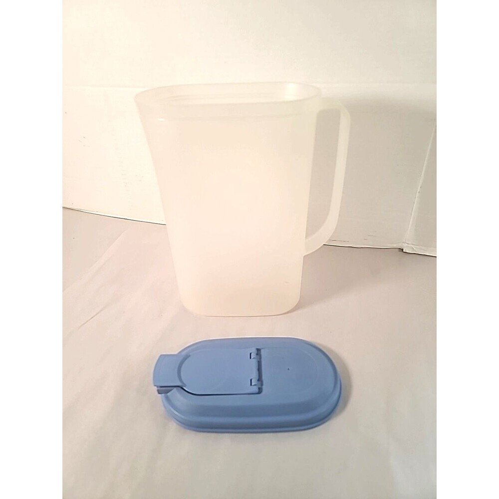 Vintage Slim Line Tupperware 2 Qt Pitcher 2009C-1 W/ Blue Flip Lid 2010B-2